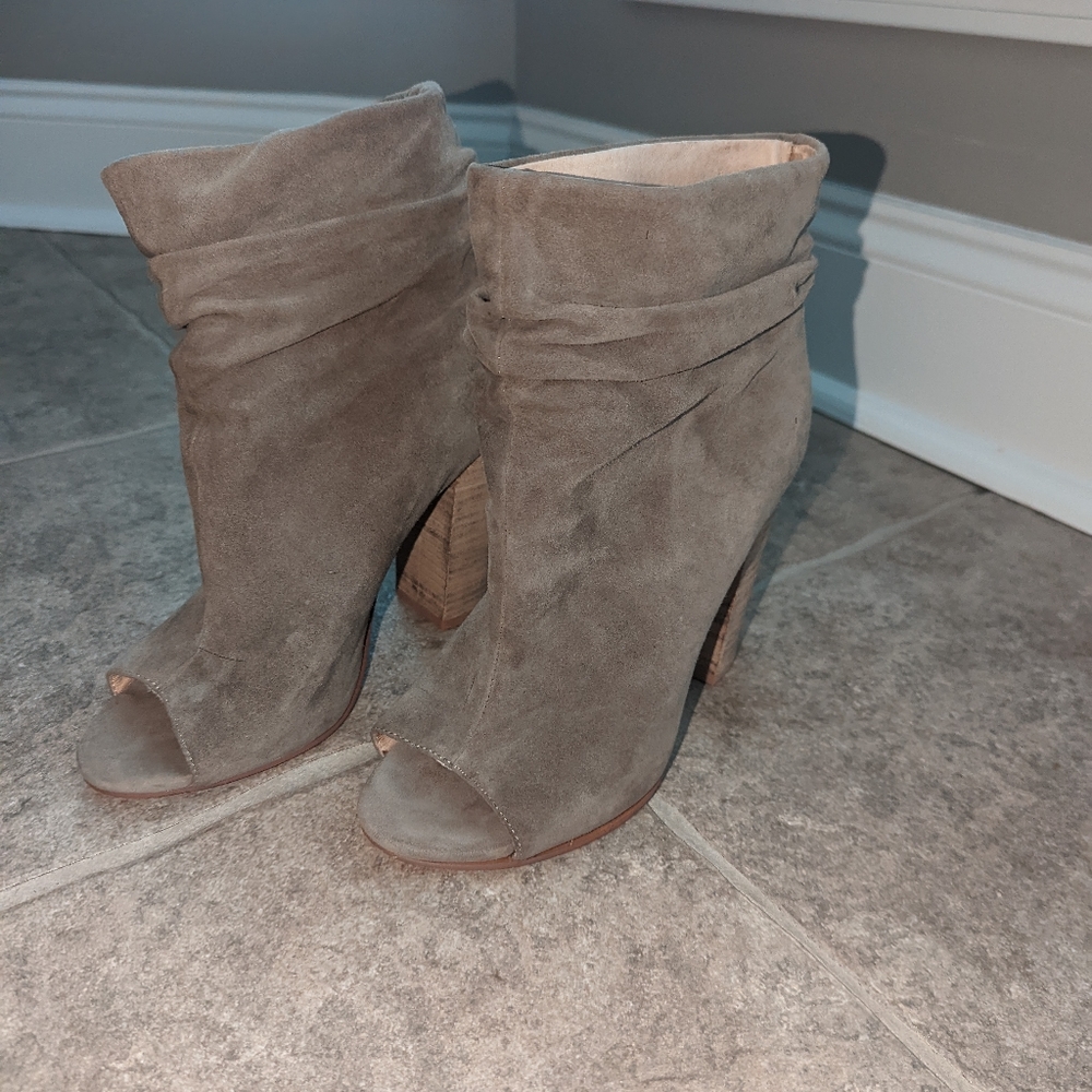 Chinese Laundry by Kristin Cavallari peep toe booties size 8.5 suede taupe